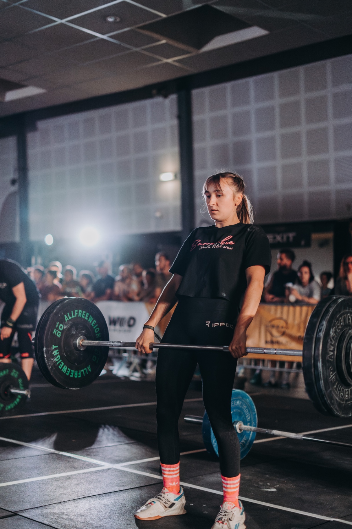 Femme sportive courant librement, sans peur des fuites urinaires